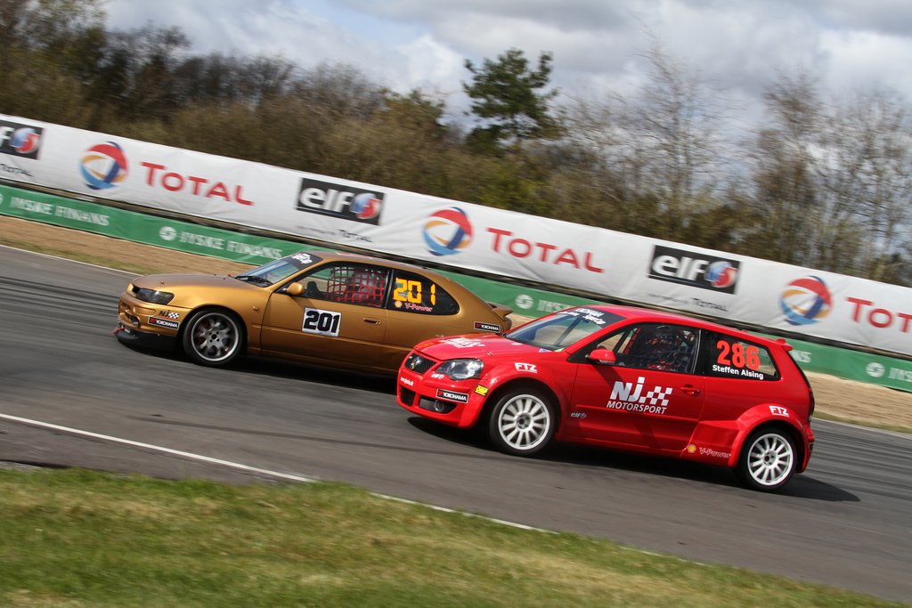 Der bliver kør tæt i SuperCup, her er det Steffen Alsing Jørgensen i VW Polo og Henrik Have Jakobsen i Toyota Corolla der har en tæt fight i heat 2.
(Foto: Keld Dohm)